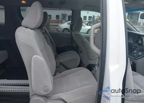 2015 Toyota Sienna Le 7 Passenger/Le 8 Passenger z USA, uszkodzony, nr VIN 5TDKK3DC9FS576023